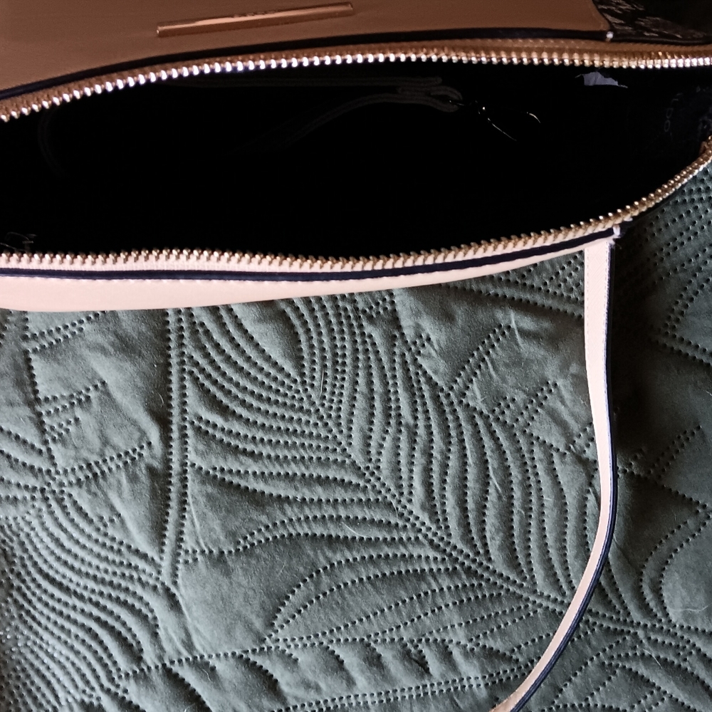 Handbags - Picture 4 of 6